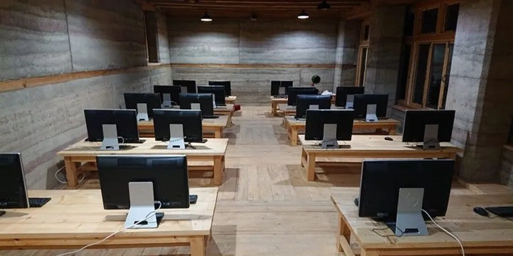 Na počítačích z Plzně už se učí žáci v Malém Tibetu