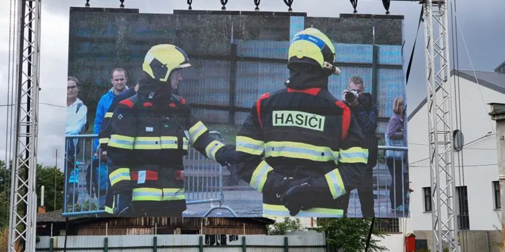 Hasiči dostali chytré zásahové obleky z Fakulty elektrotechnické