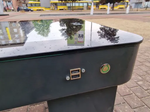 První solární lavička v Plzni je na Slovanech