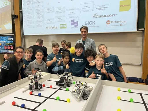 Tým CRoomba zvítězil na Robosoutěži v Praze