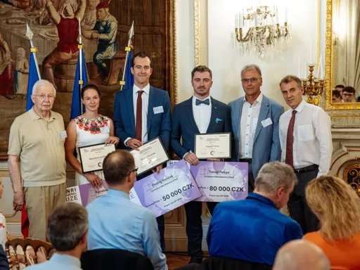 Absolventi ZČU ovládli soutěž se svými jadernými výzkumy. Cenu převzali od nobelisty